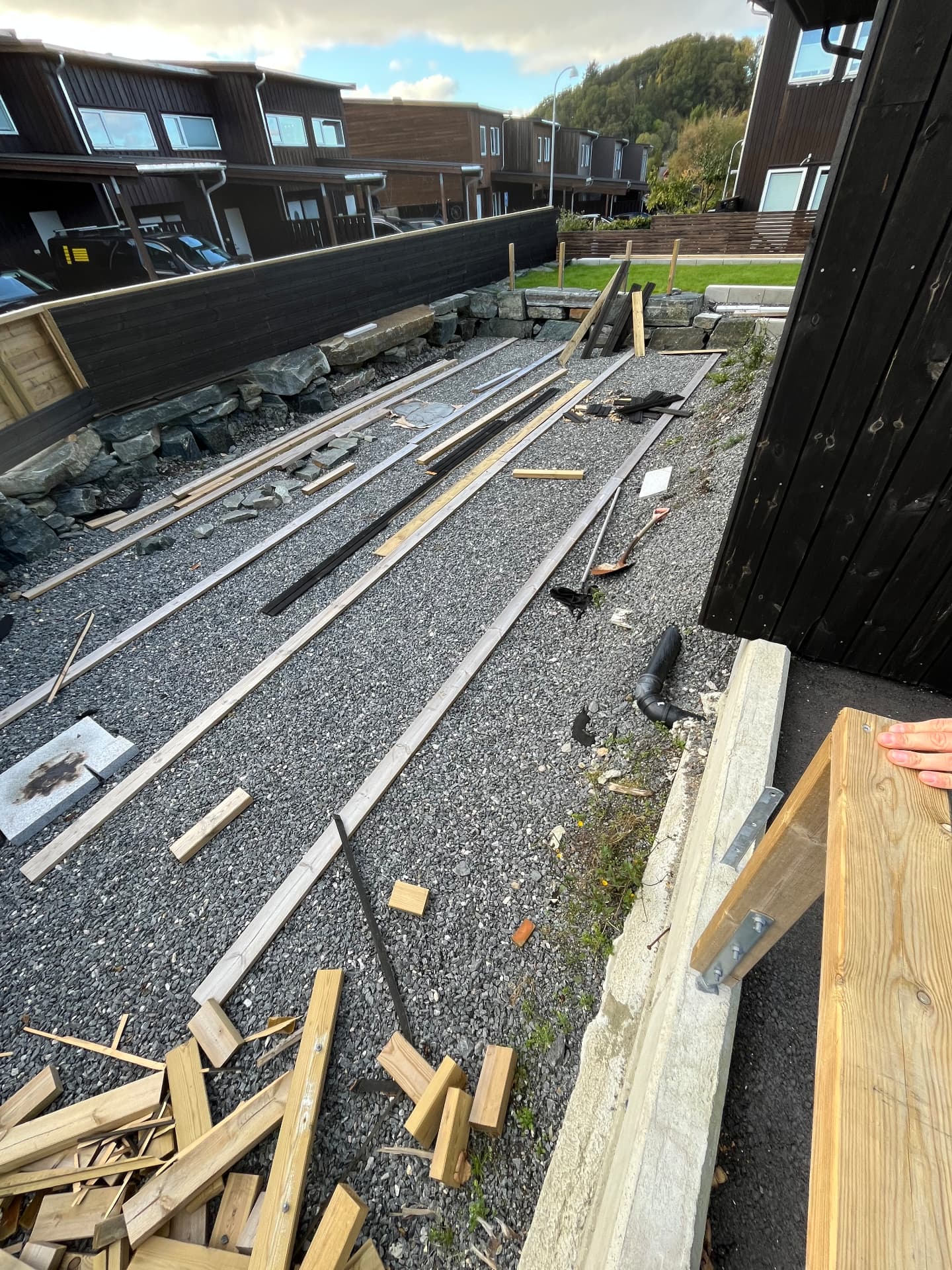 Uteplassen sett langs gjerdet før terrassearbeidet