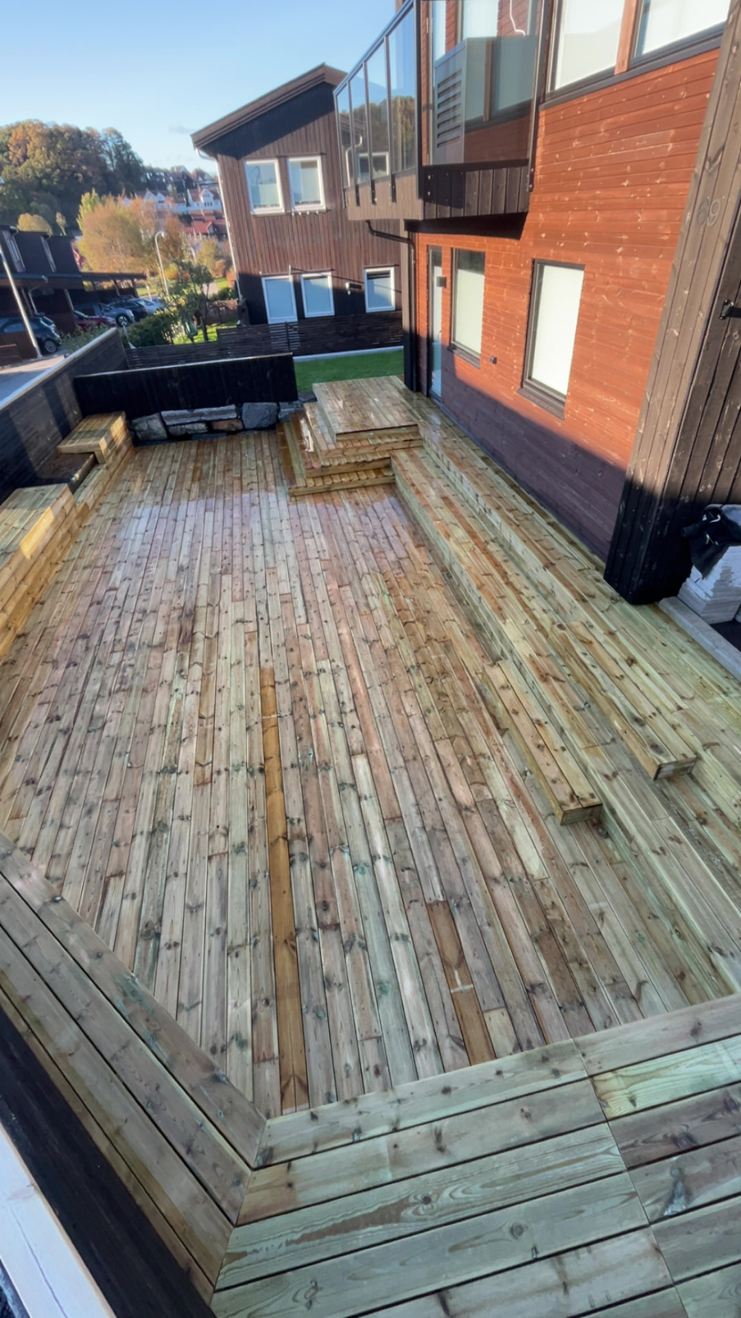 Oversikt over ferdig terrasse med trinn og gjerde på Sola