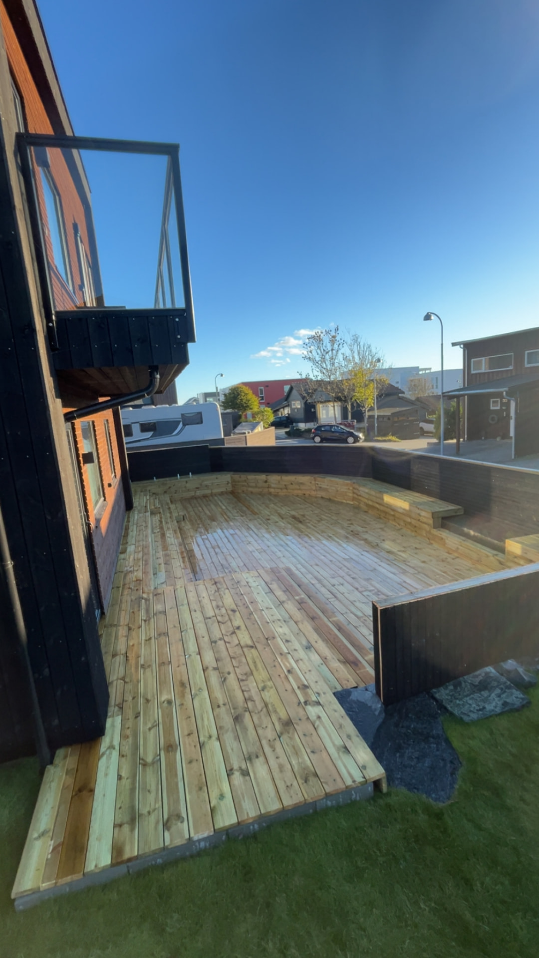 Ferdig terrasse sett langs husfasaden