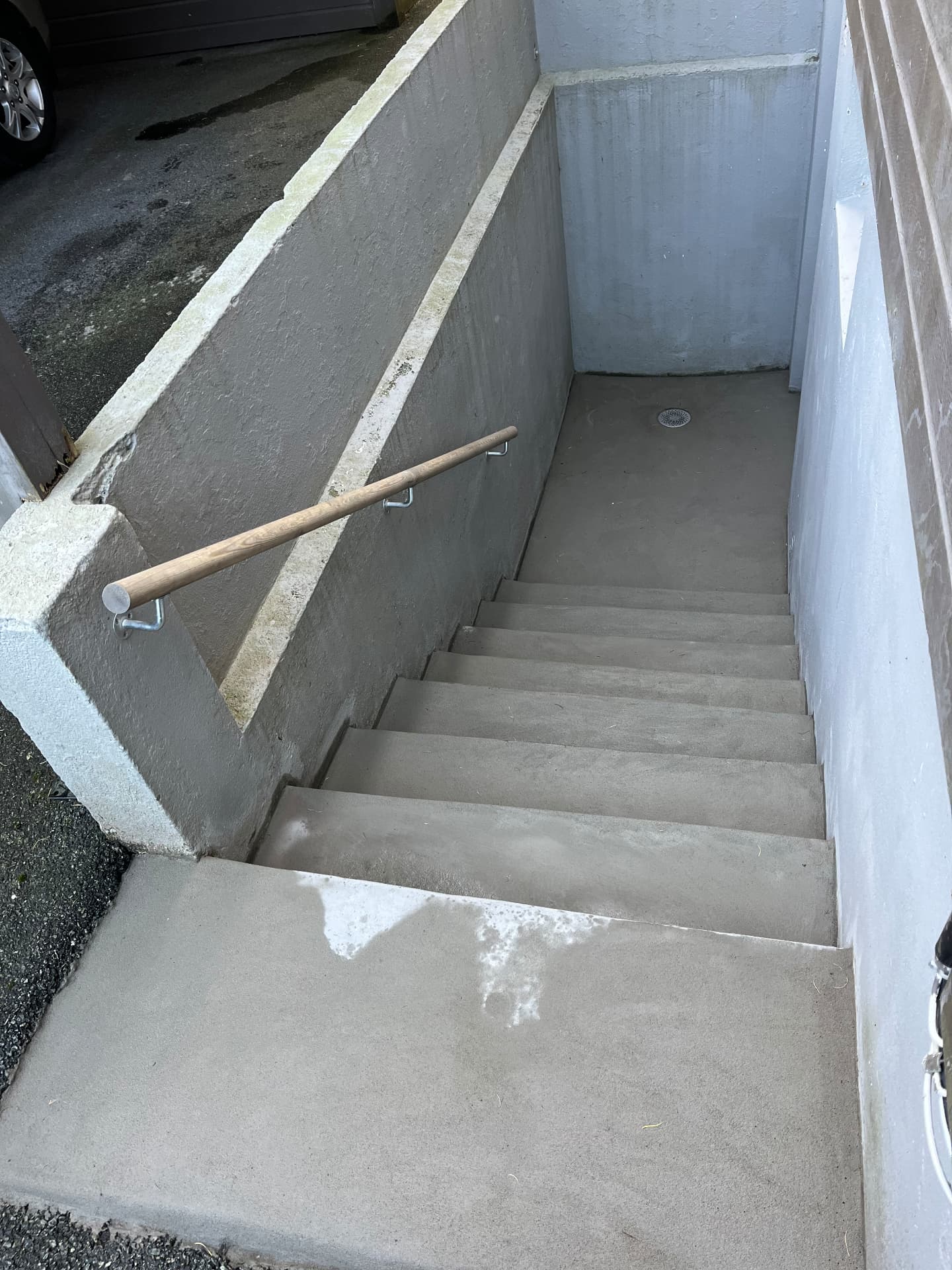 Ferdig betongtrapp sett ovenfra med ny veggfestet håndløper