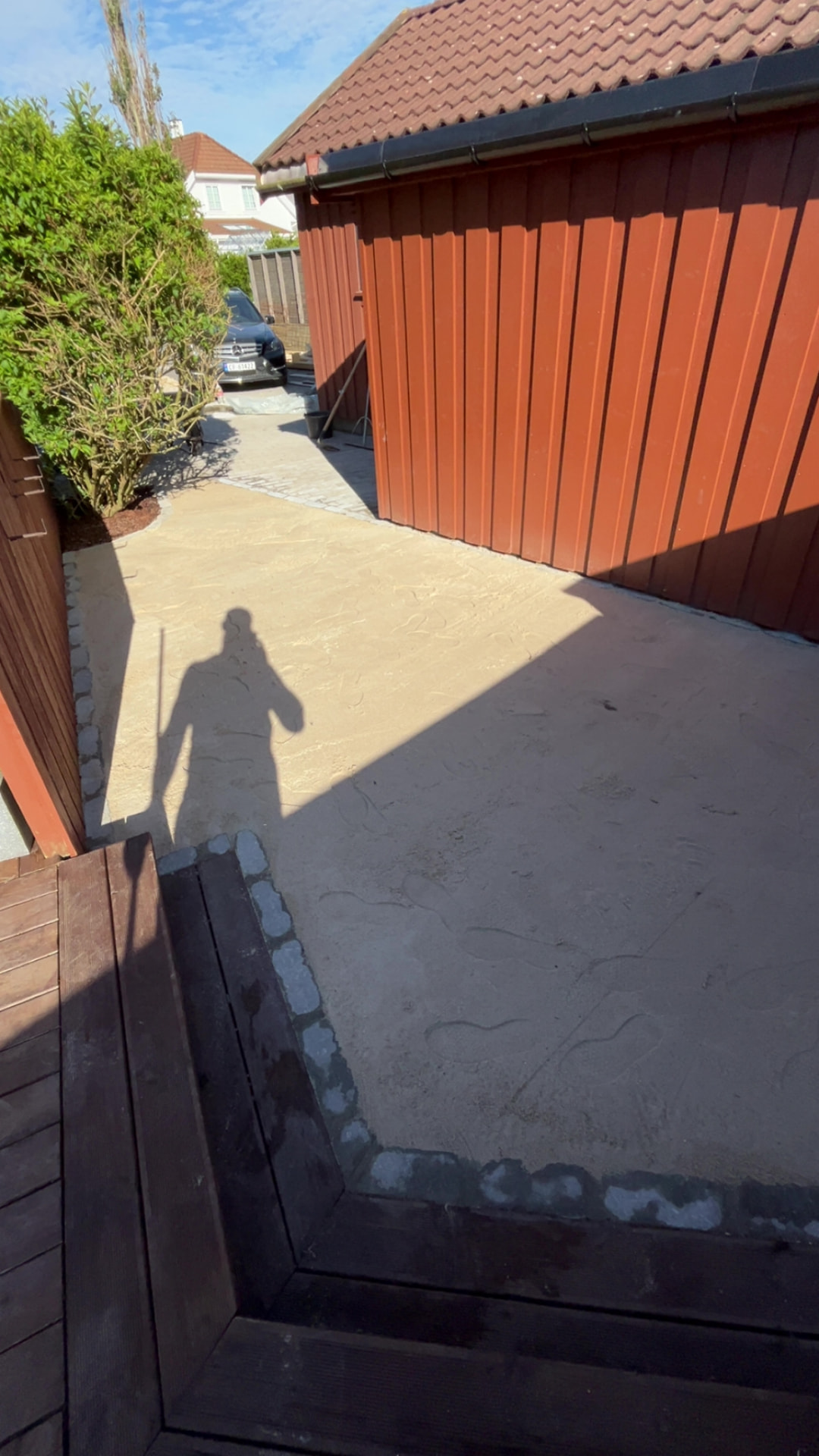Uteboden under bygging med tak og vindsperre på plass