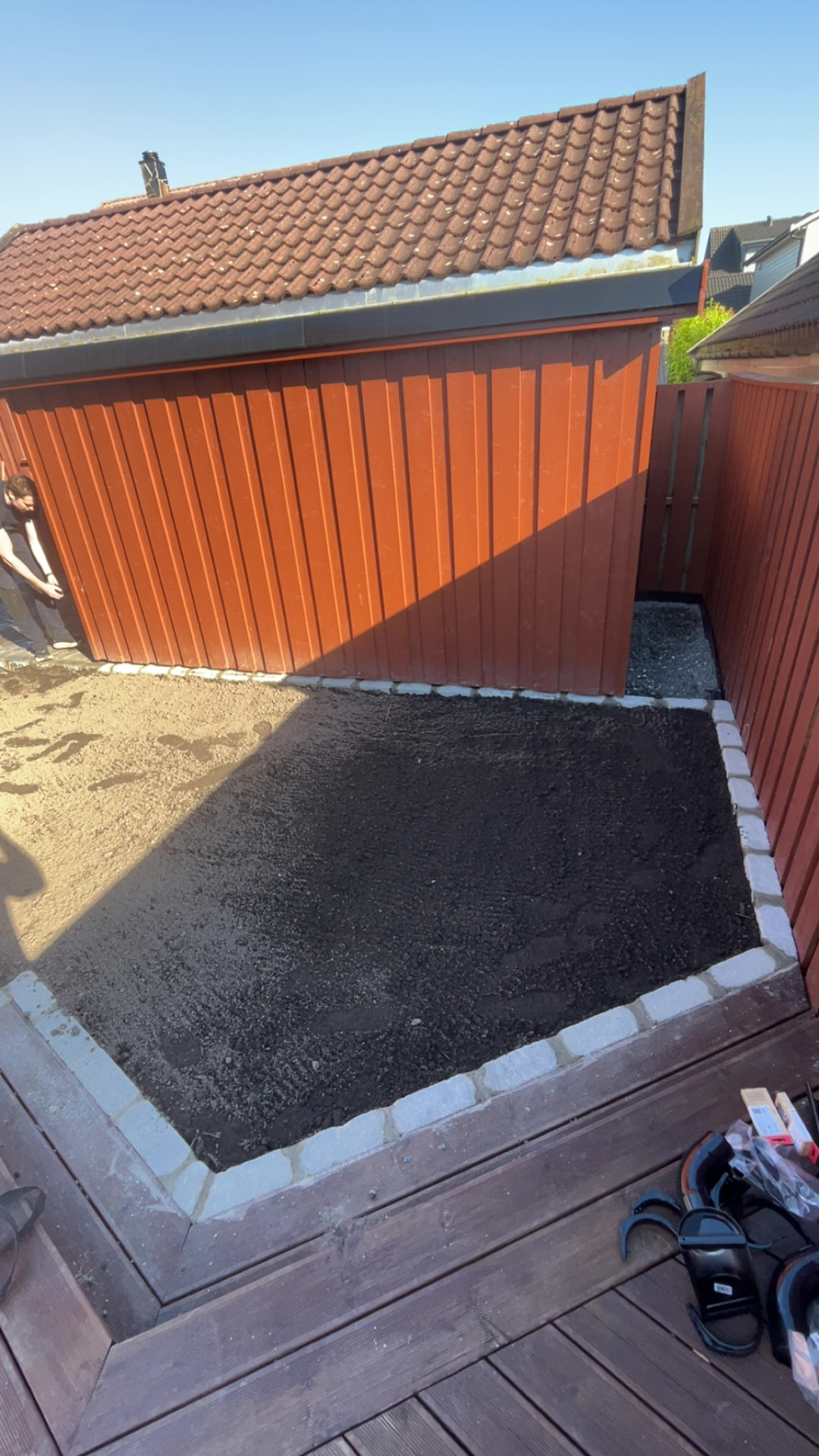 Kledning og maling av uteboden underveis i arbeidet