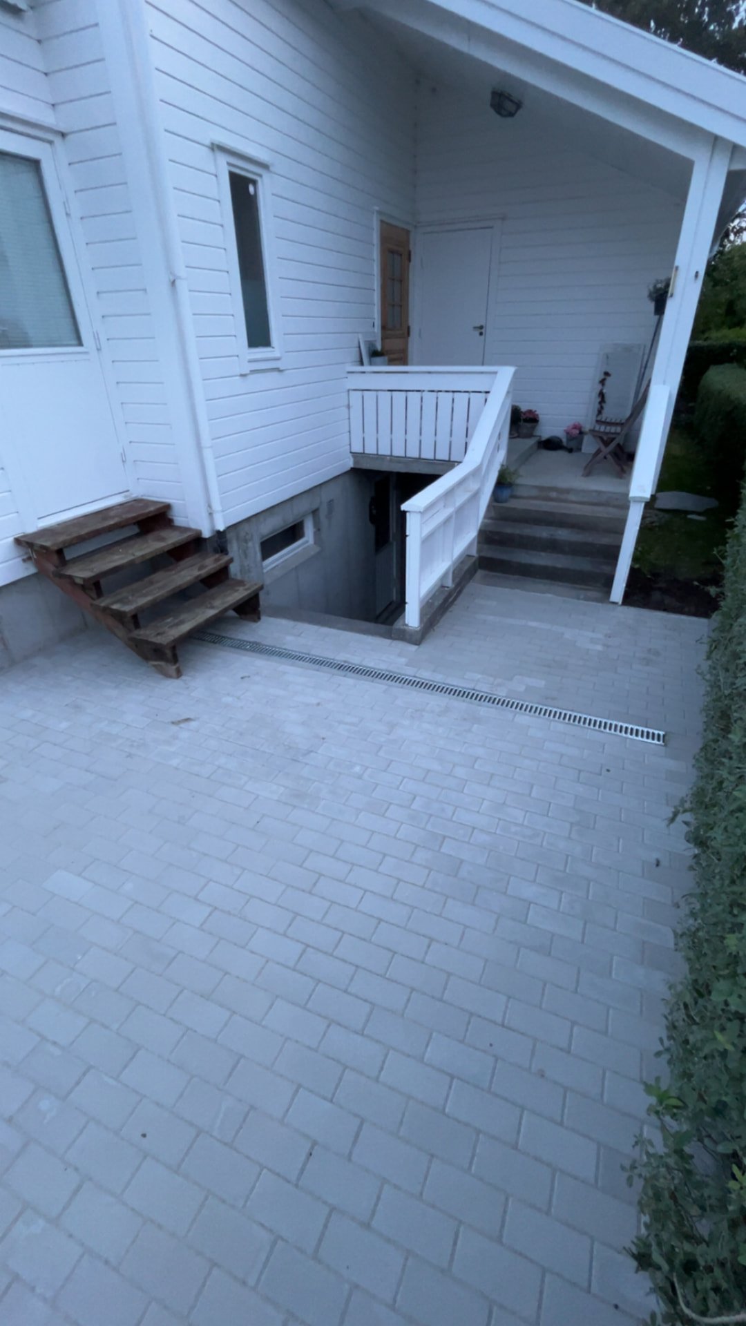 Ferdig inngangsparti med belegningsstein, trapper og dreneringsrenner