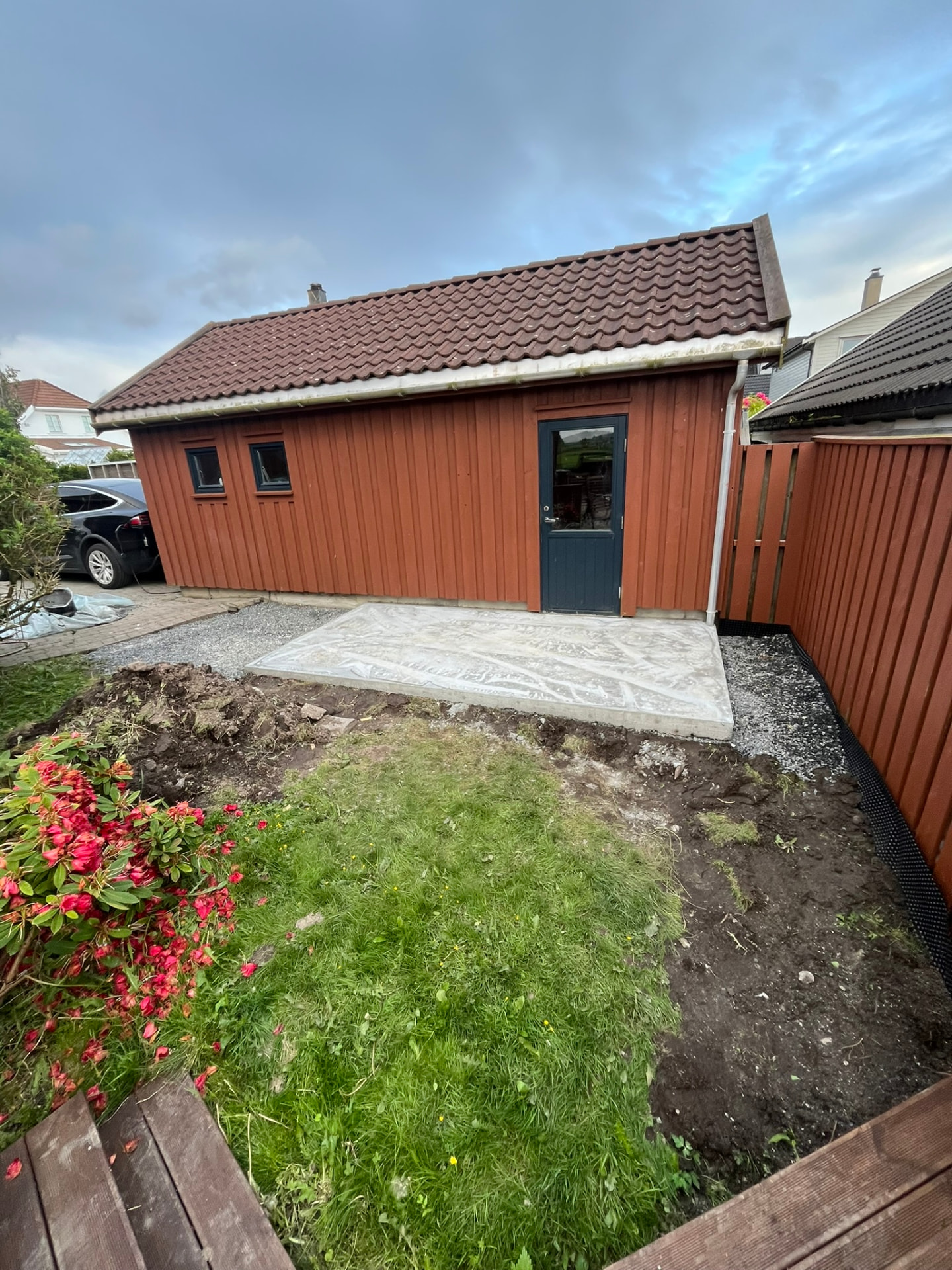 Veggene til uteboden bygges opp med reisverk