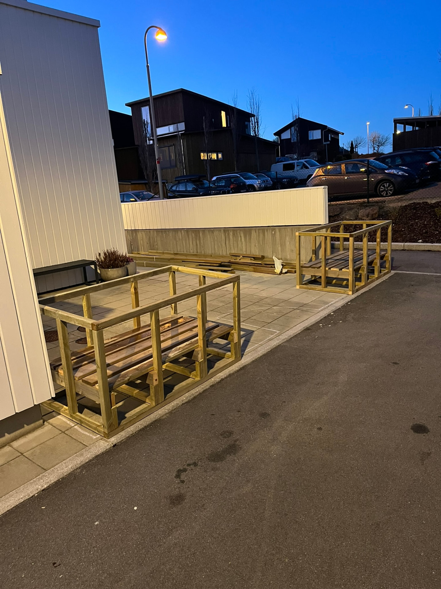 Reisverk til plantekassene på plass langs fasaden før kledning