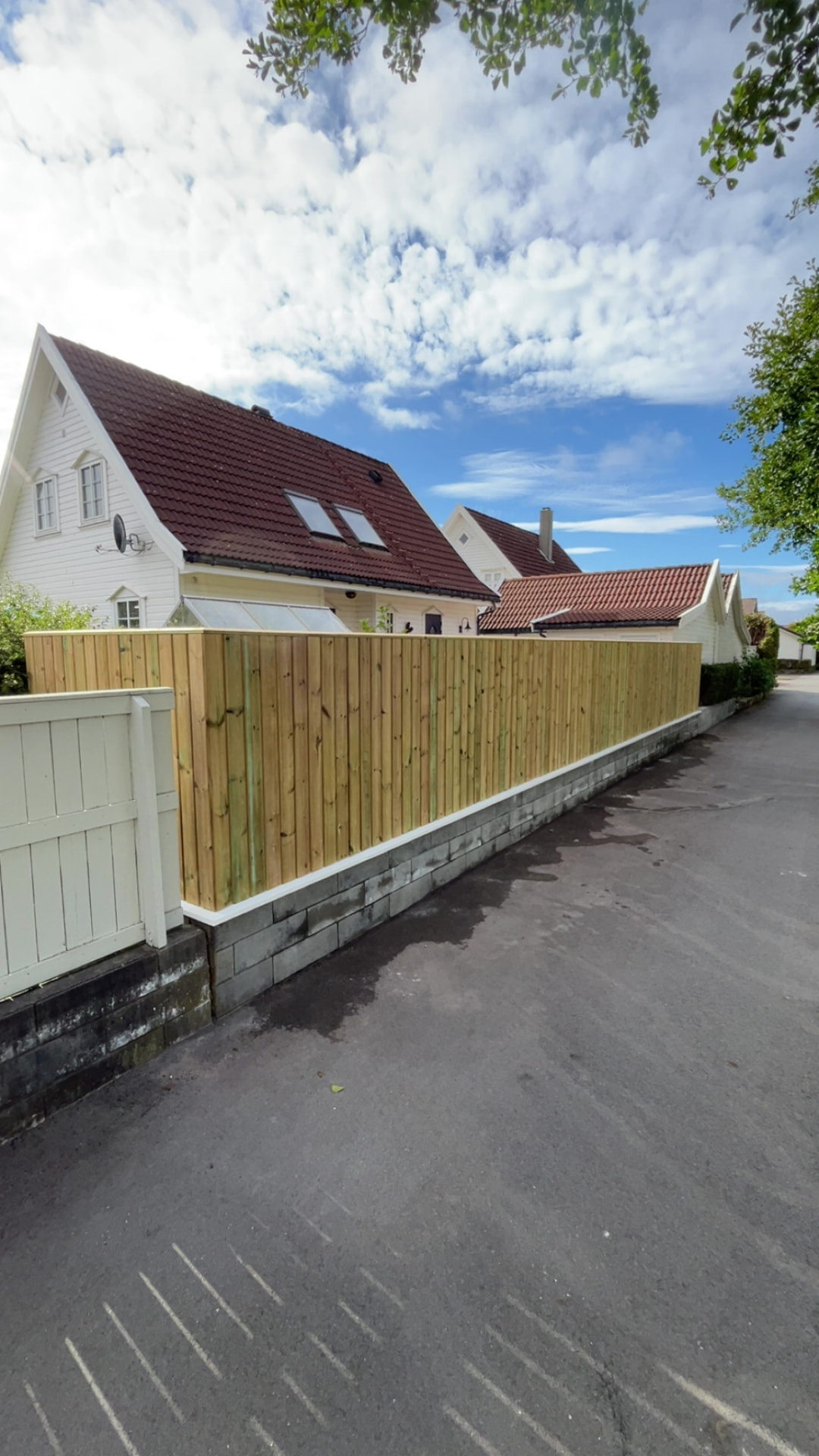 Det ferdige gjerdet montert på betongmuren mot veien
