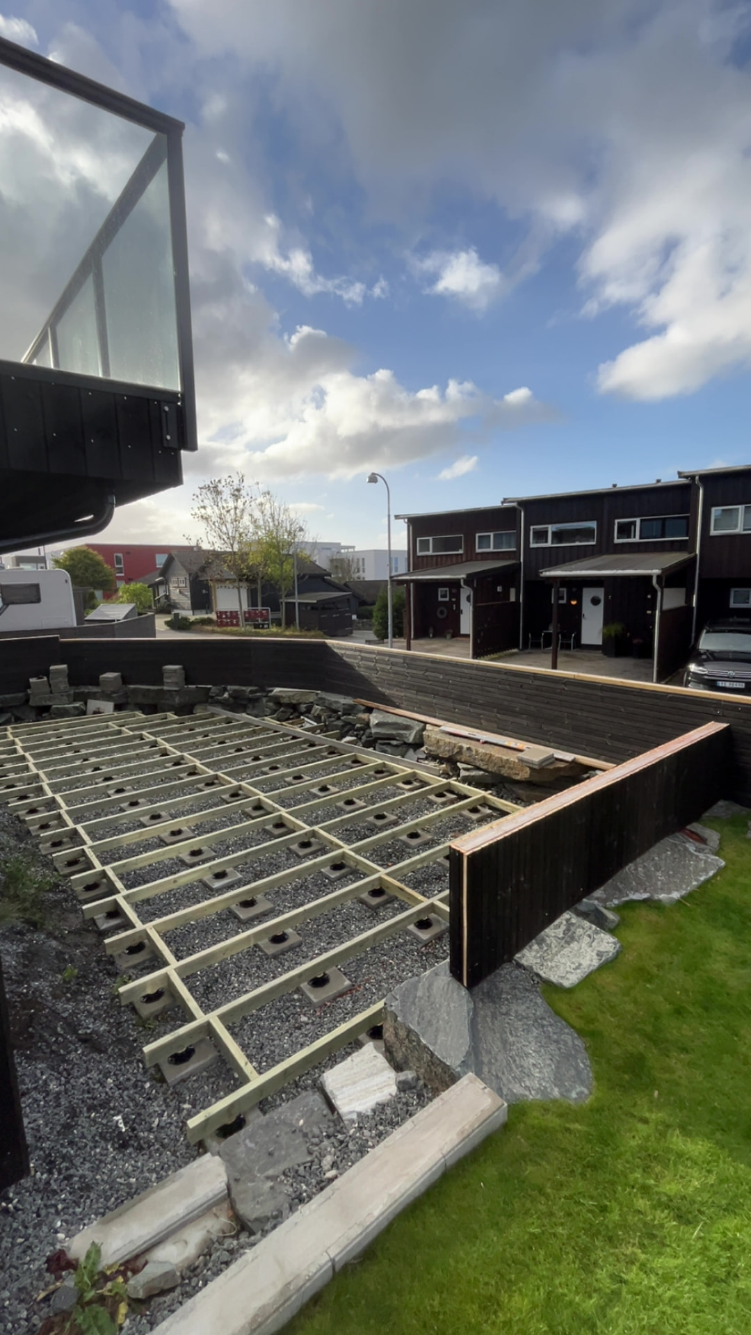 Oppbygging av terrasseflaten sett fra huset