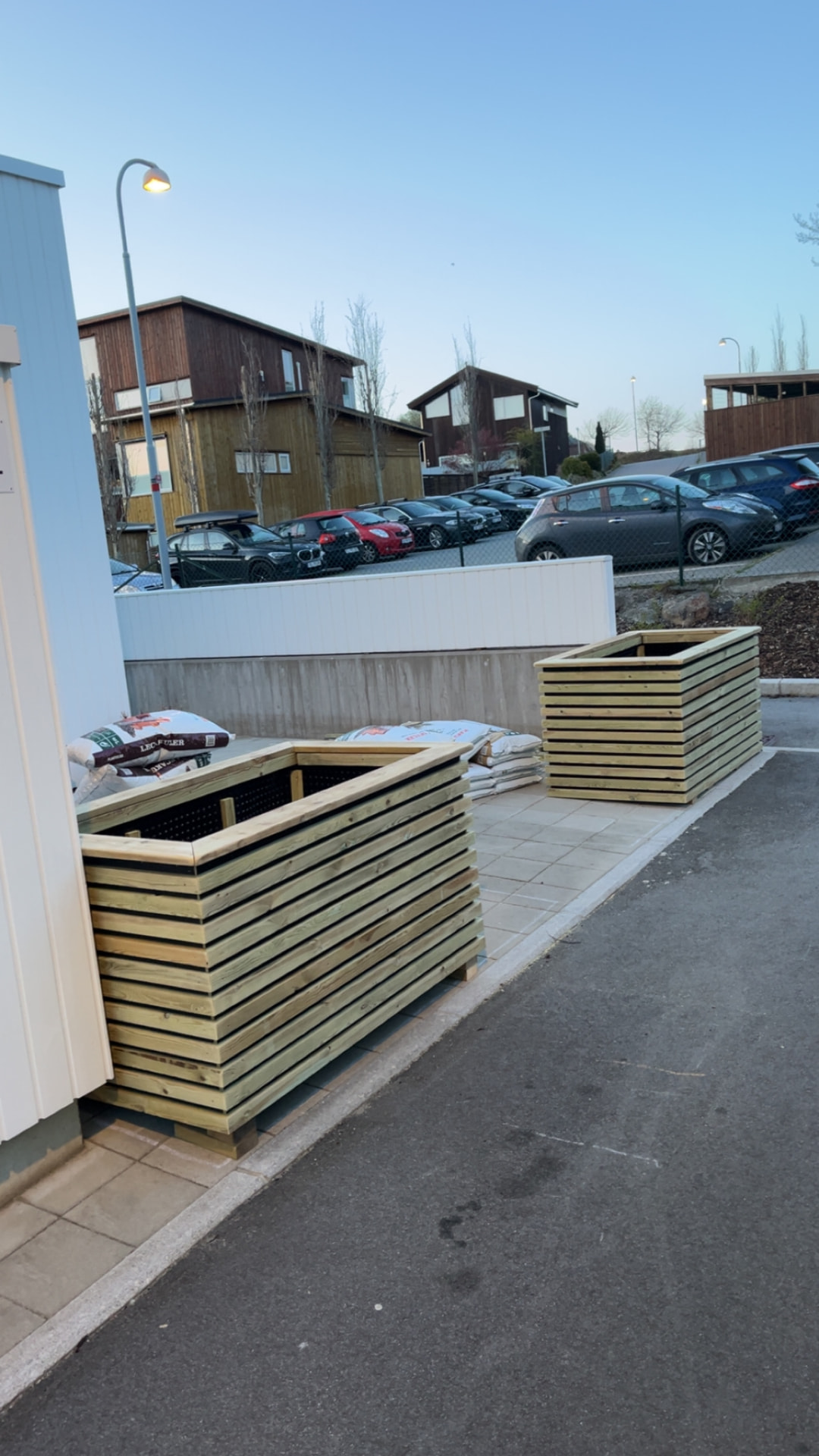 Plantekassene ferdig kledd med horisontale spiler, klare for jord og beplantning