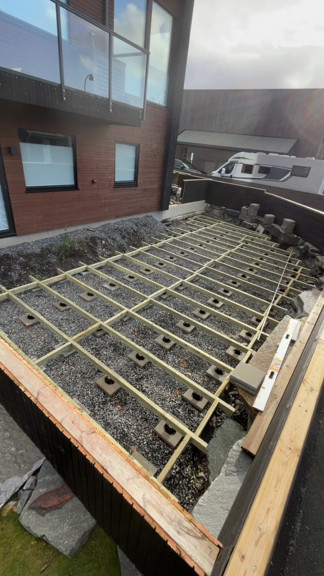 Terrassens bjelkelag tilpasses langs husveggen