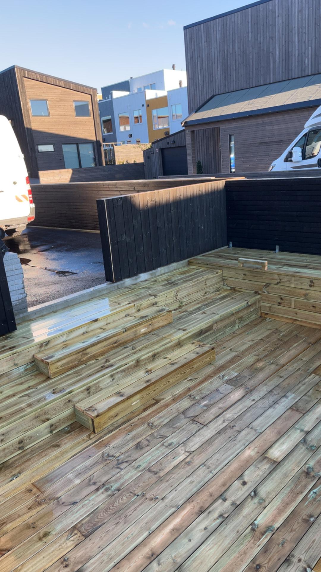 Ferdig terrasse og gjerde sett mot hjørnet av uteplassen