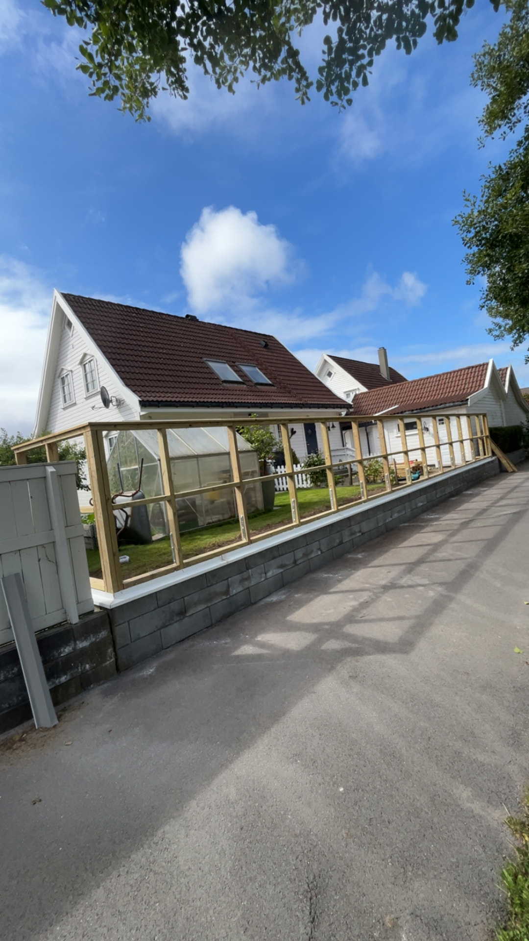Ferdig reisverk i impregnert tre langs hele muren