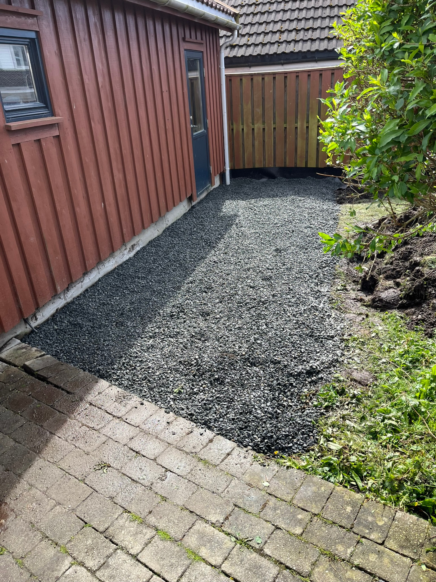 Konstruksjonen til uteboden reises på det ferdige fundamentet