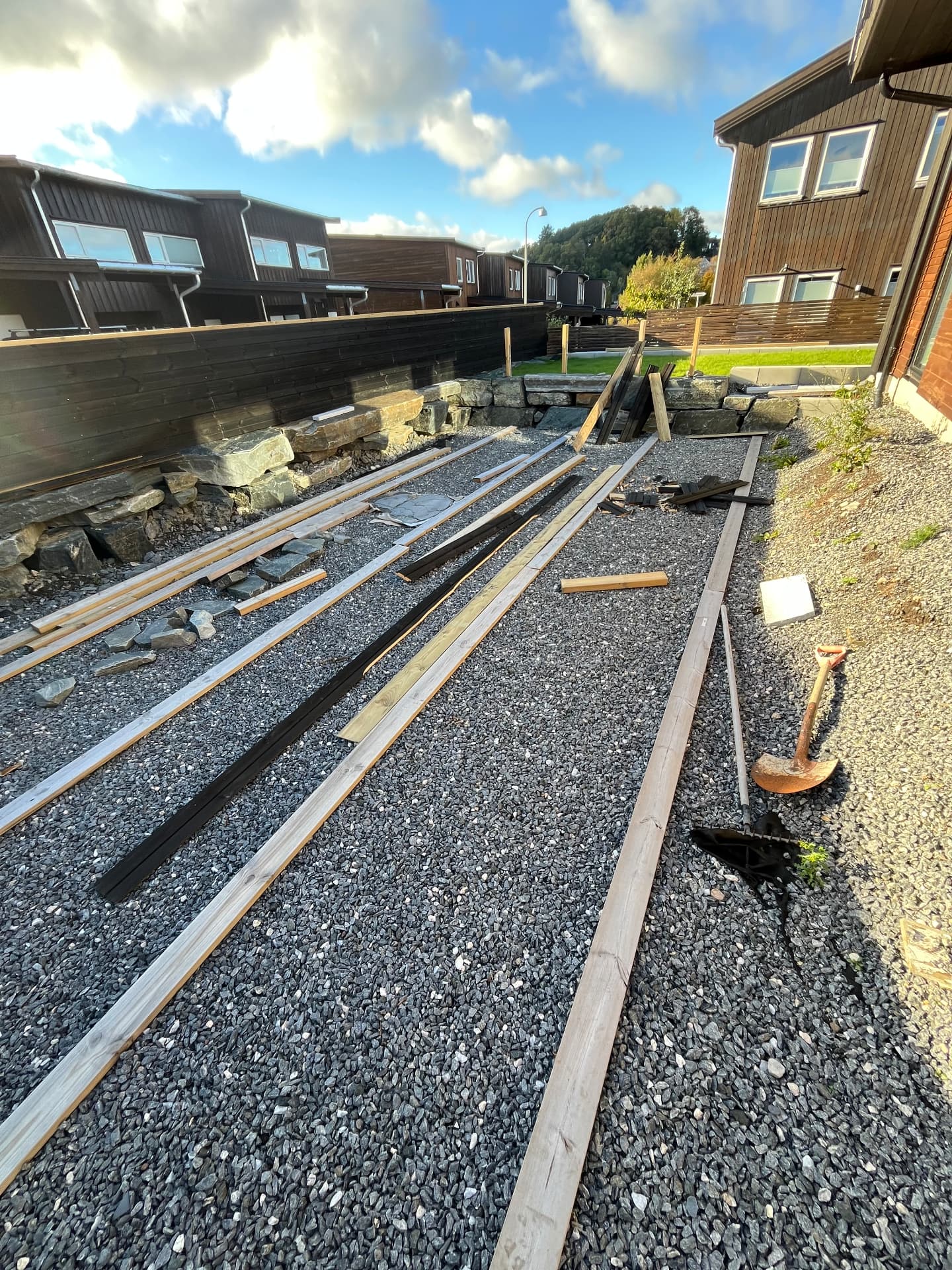 Grusflaten og materialene før oppbygging av terrassen