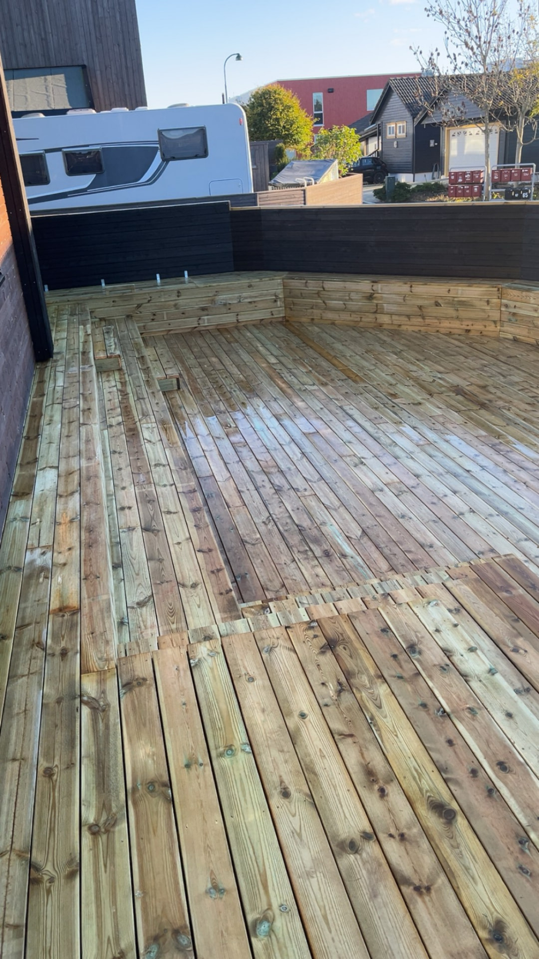 Detaljer i terrassebordene og avslutningen ved gjerdet