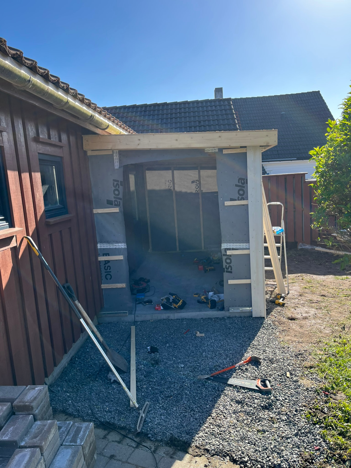 Takarbeid på uteboden