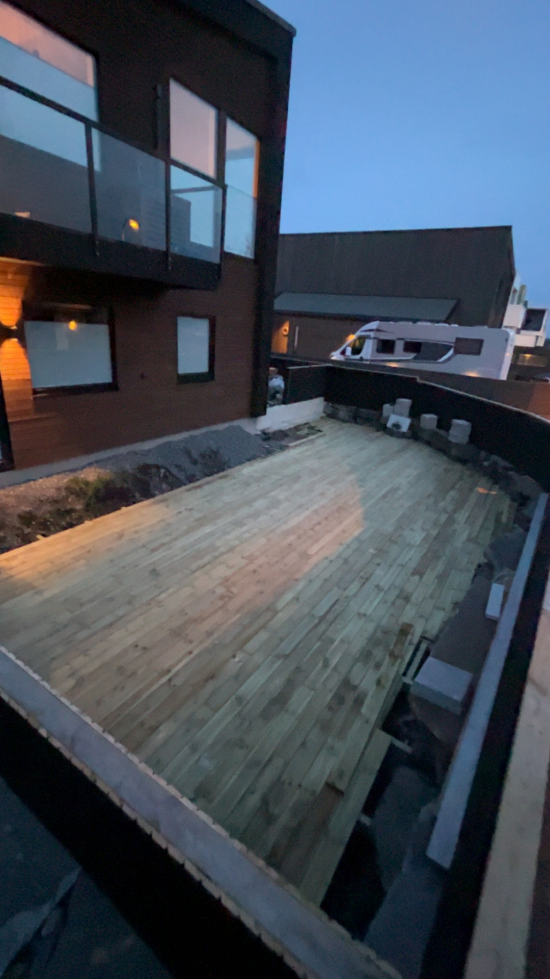 Terrassebord lagt langs huset mens kantene fortsatt er under arbeid