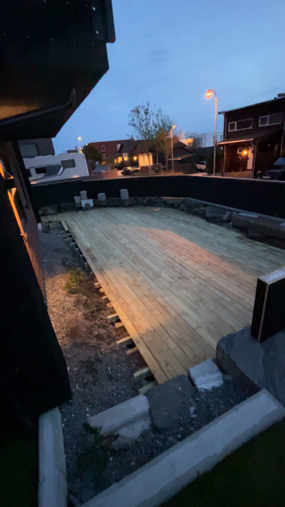 Terrassearbeidet i kveldslys før kantene er ferdigstilt