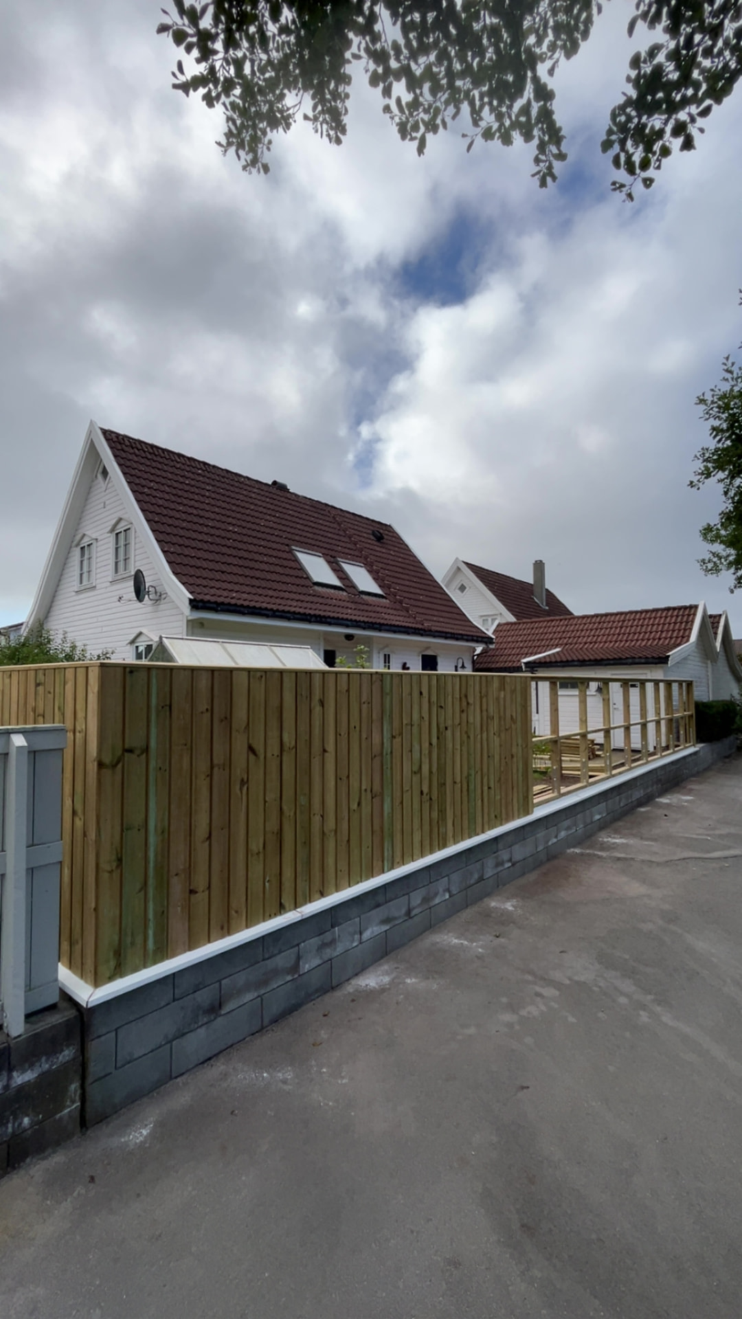 Stående impregnert buerkledning monteres på gjerdet