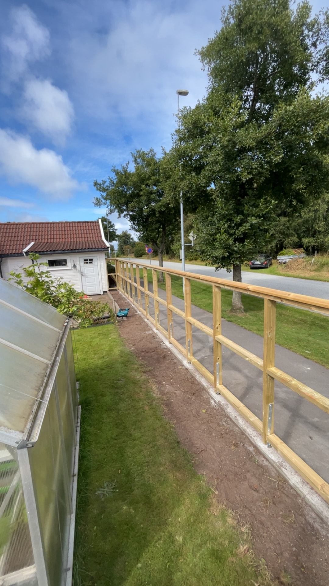 Trekonstruksjonen til gjerdet under oppbygging langs muren