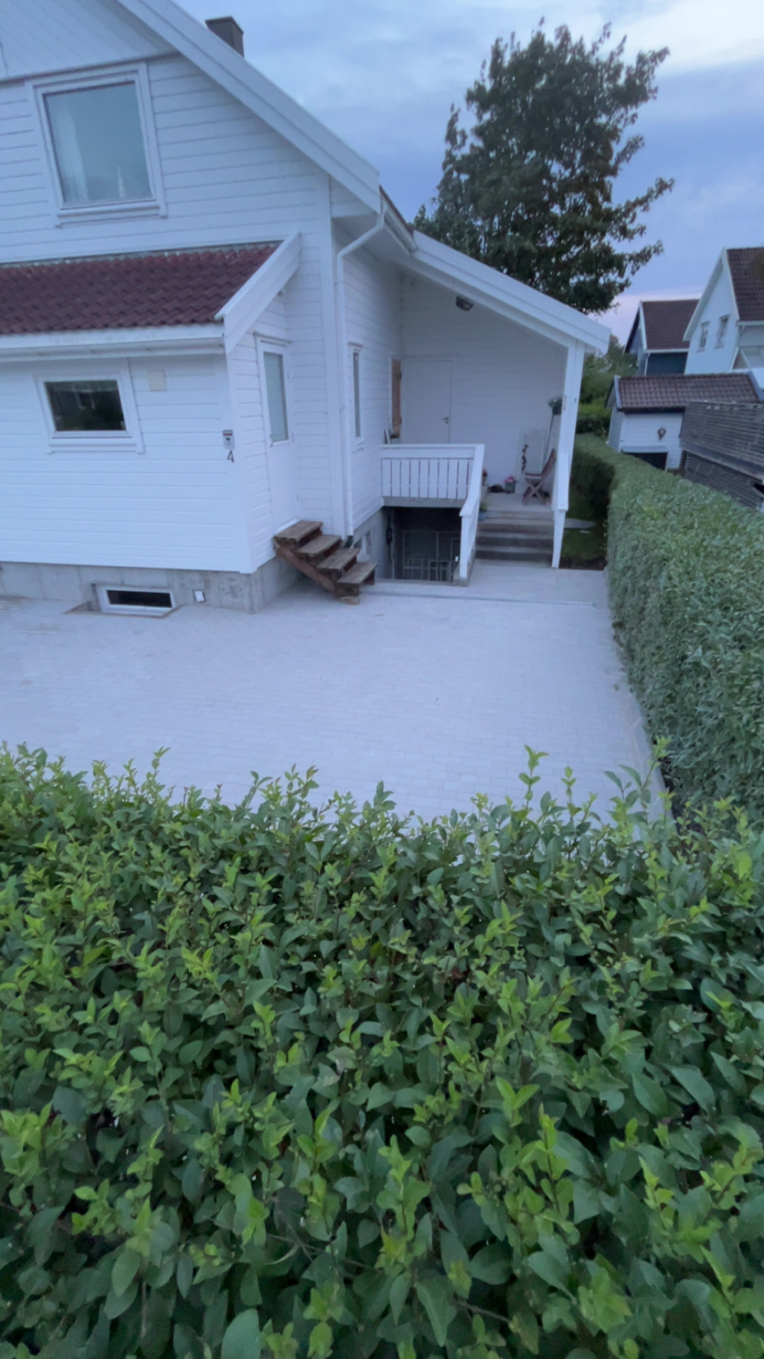 Den nye innkjørselen i belegningsstein sett mot huset og inngangspartiet
