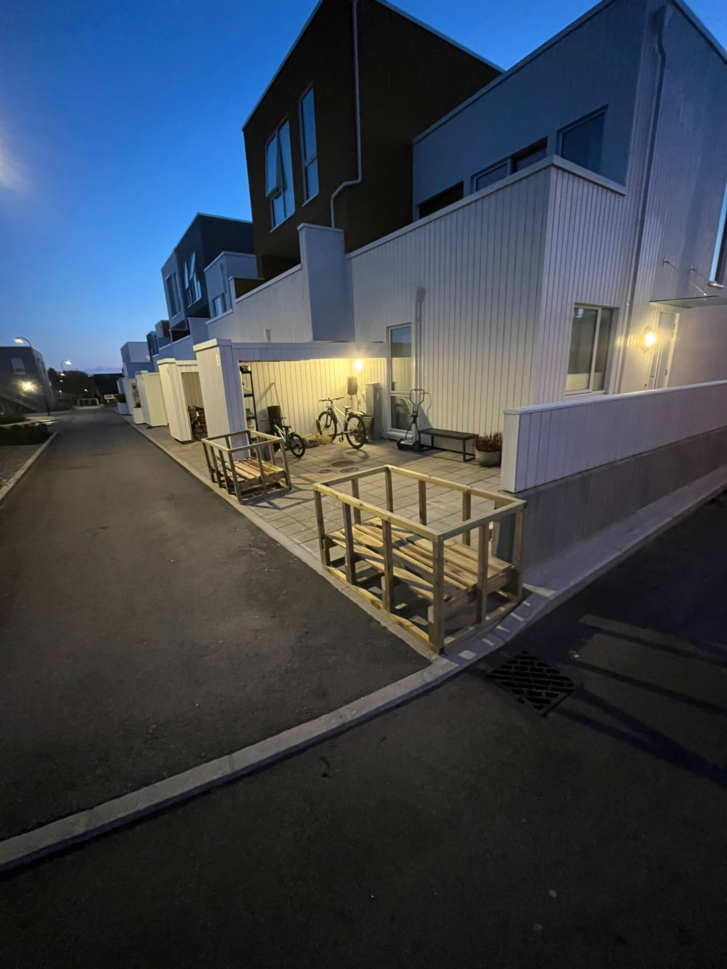 Inngangspartiet sett fra gaten med reisverk til plantekassene