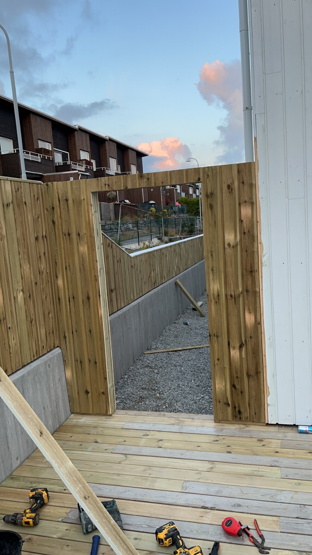 Fase 13 — Skjermvegg kledd med stående panel og åpning til port