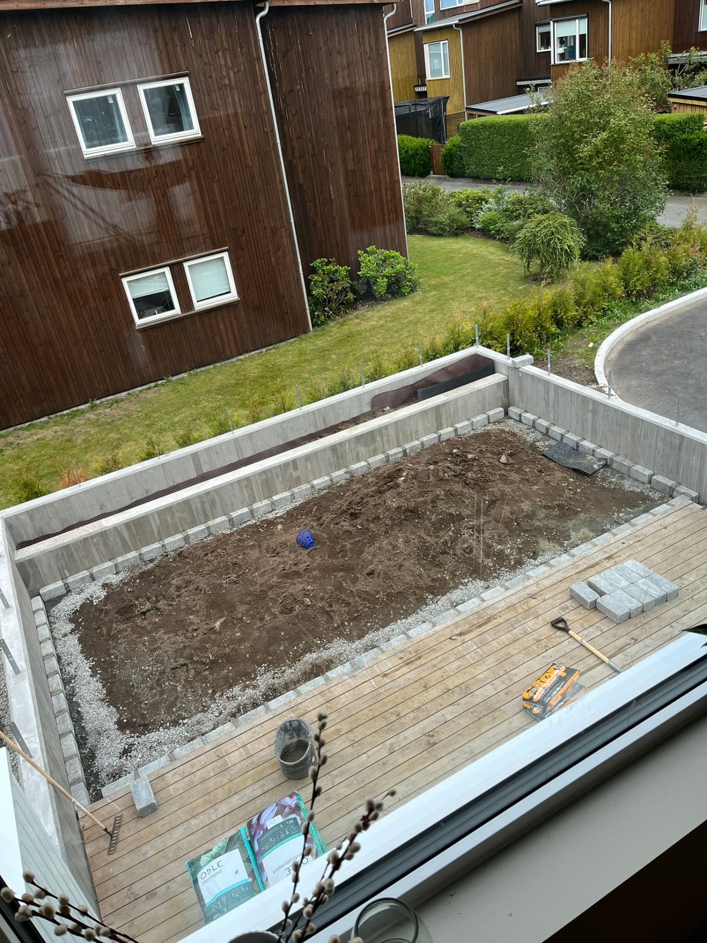 Fase 7 — Betongmurer med kantstein rundt uteplass sett ovenfra