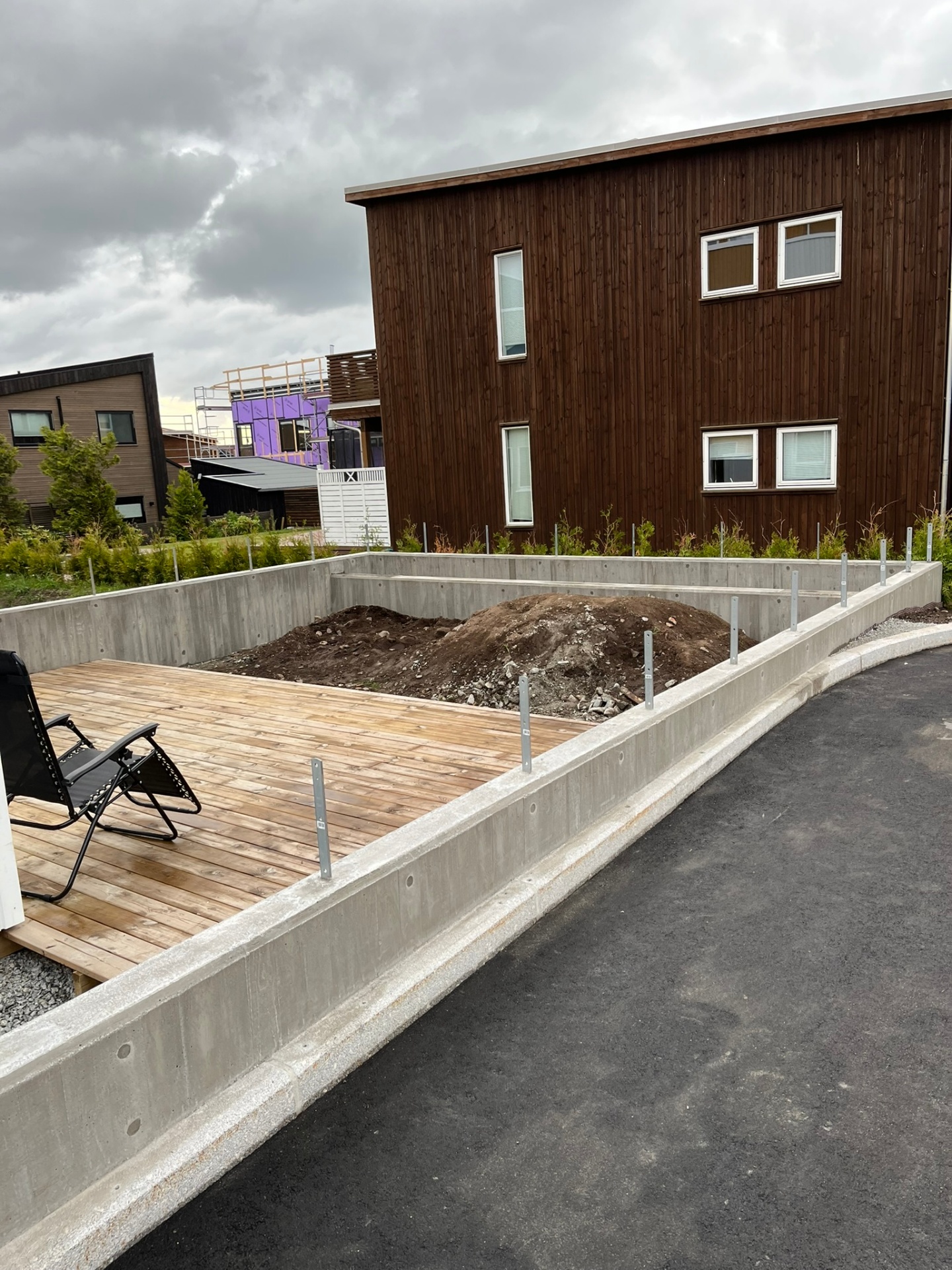 Fase 8 — Terrasse under oppbygging innenfor støpte betongmurer