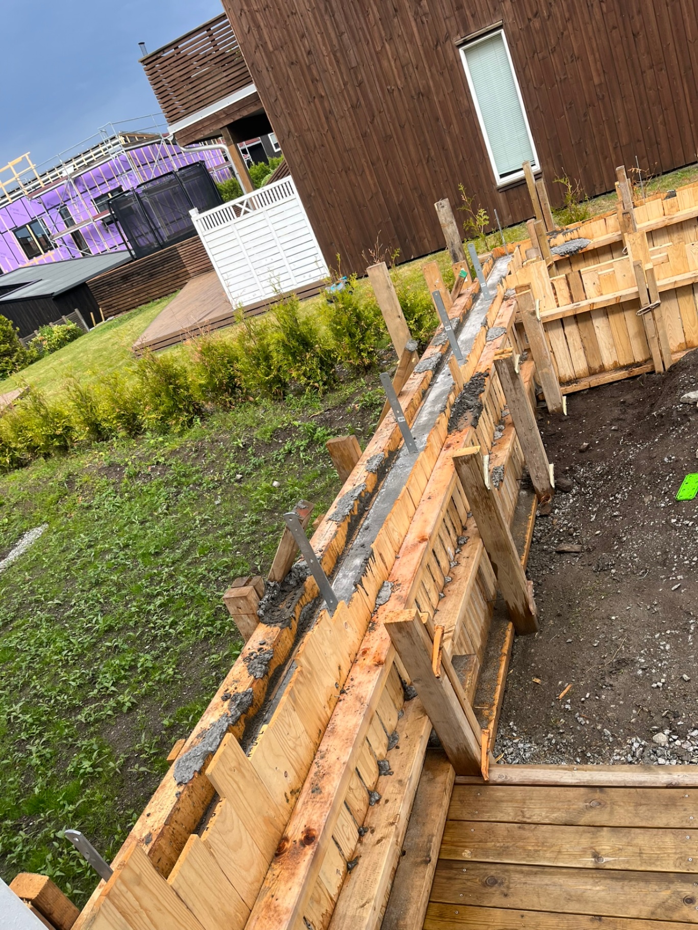 Fase 2 — Støpearbeid i forskaling langs terrasse med klargjort innfesting
