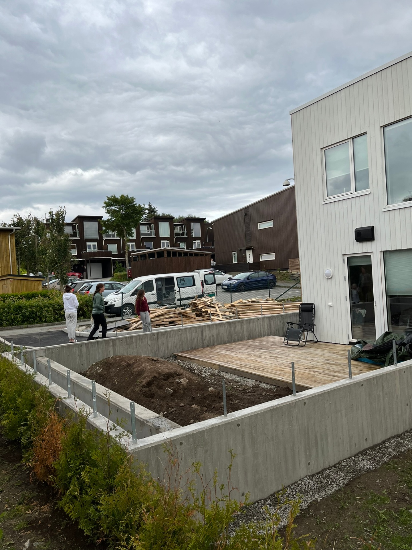 Fase 10 — Uteplass med ferdig terrasse og klargjort jordareal før videre opparbeiding