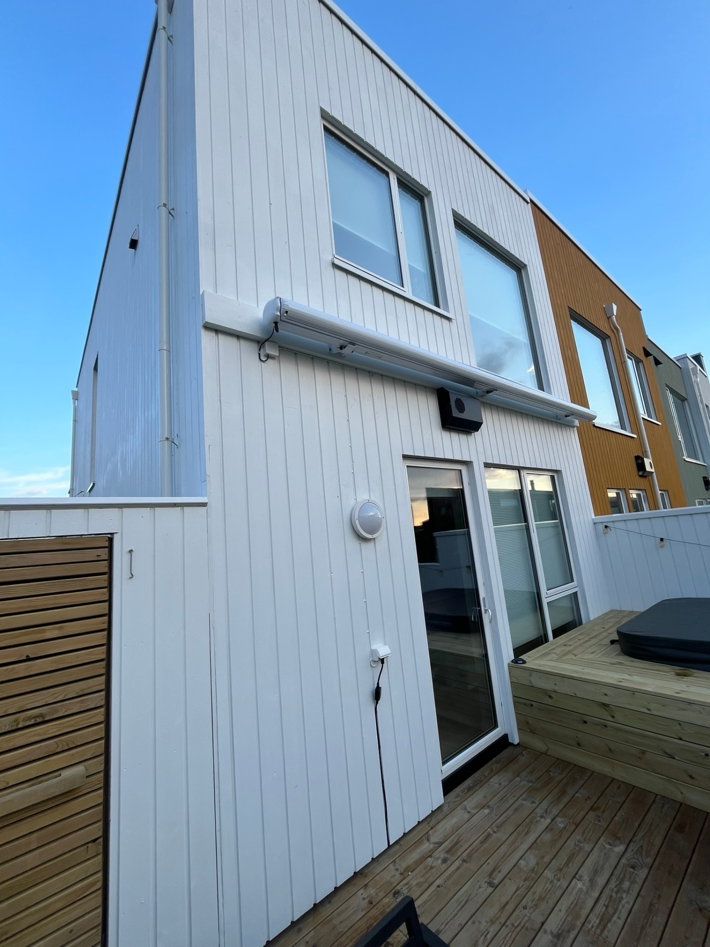 Ferdig terrasse sett mot husets fasade