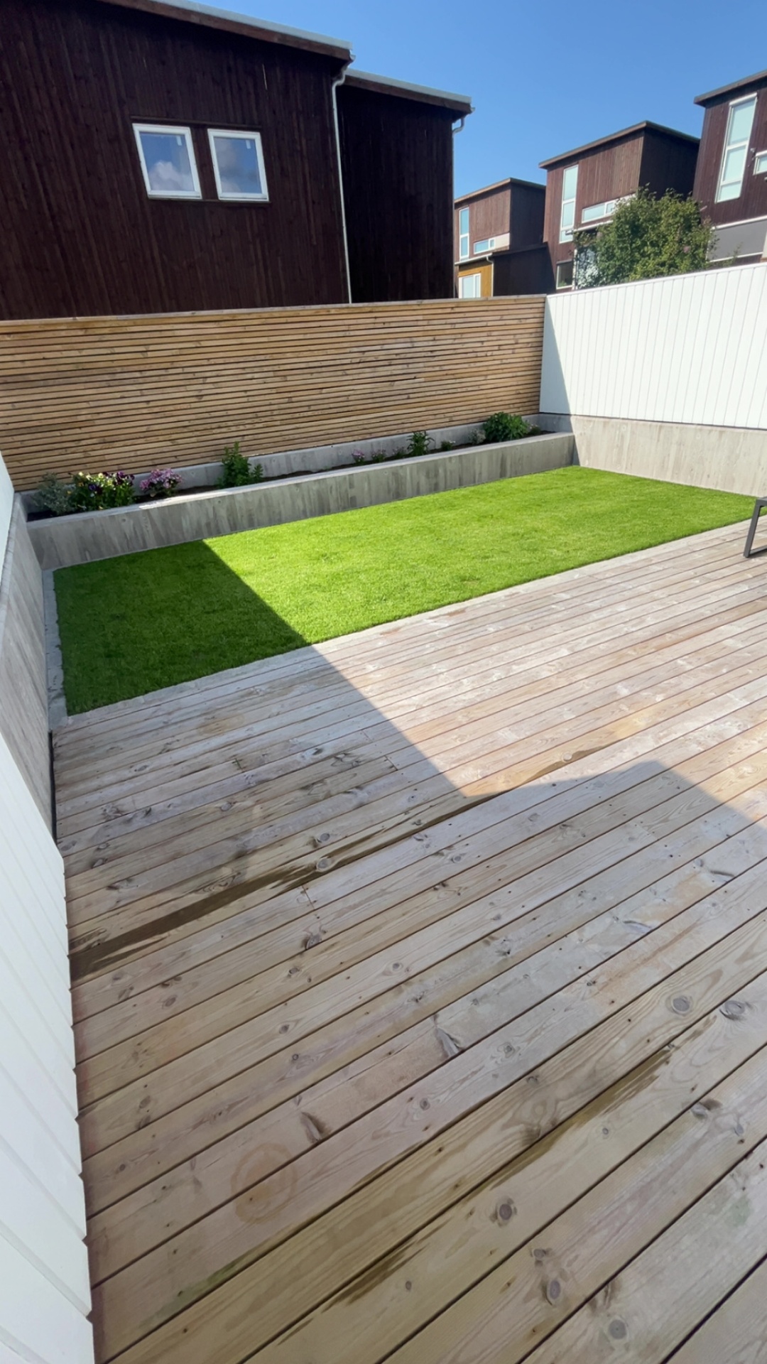 Ferdig uteplass med ny terrasse, gress og plantefelt
