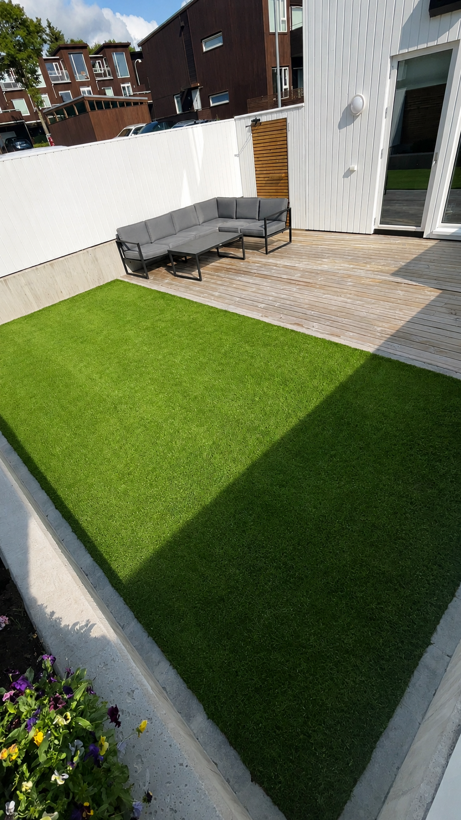 Uteplass med terrasse, kunstgress og loungeområde